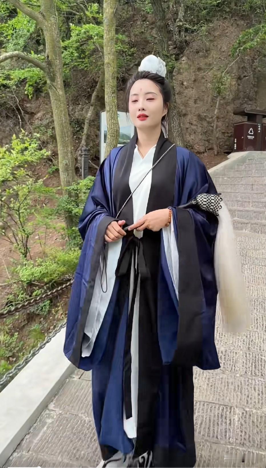 风华正茂的年纪你却做了道姑，从此不再问世事，却也逍遥自在[玫瑰]