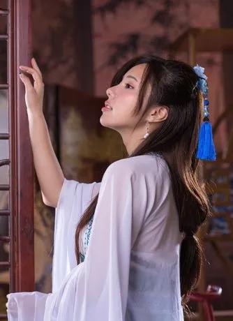 古时，男人和大嫂去哥哥的坟地上香，下山的时候突然狂风大作，男人看到旁边有个山洞，