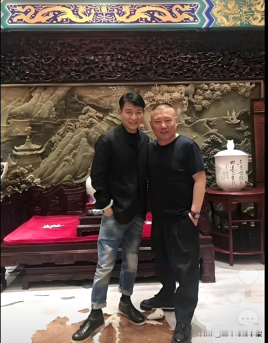 郭德纲和天王刘德华合影，郭德纲52岁，刘德华64岁，两人整整差了一旬，但是感觉好