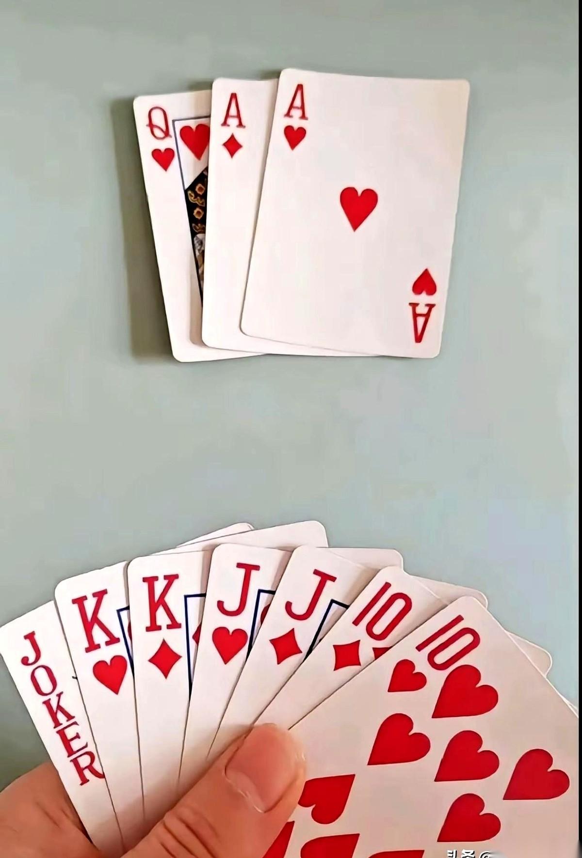 五块钱一把的牌桌上，我老公盯着手里的七张牌看了两秒，直接把牌往桌子中央一扣：“不