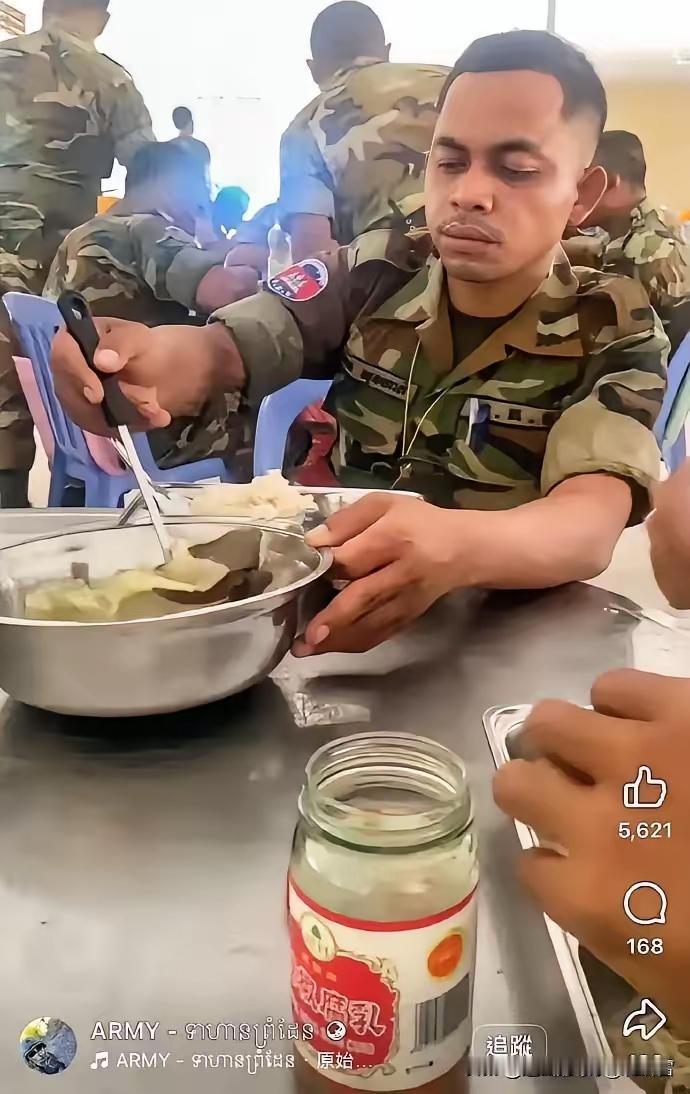 这柬埔寨士兵的伙食看着真是让人五味杂陈。白菜猪血汤配中国豆腐乳，这和想象中打仗时