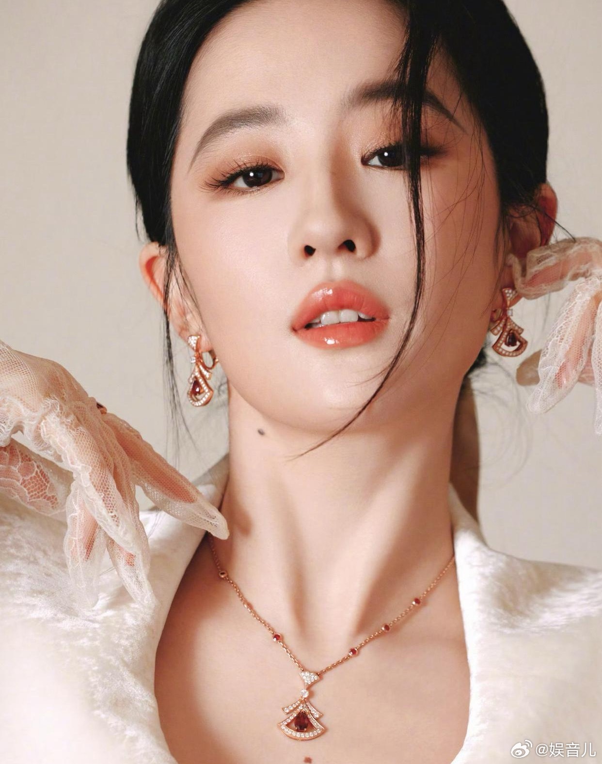 1.刘诗诗和吴奇隆早就是分居状态，两人没有再回应婚变消息就很有问题，一般冷处理默
