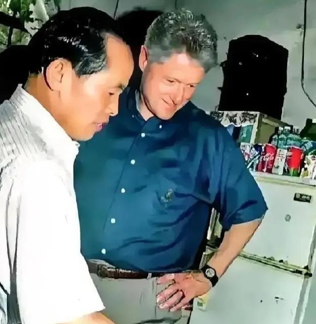 1998年，克林顿访问中国，有一天他无意中走进一家小卖铺，看到老板还在使用算盘算