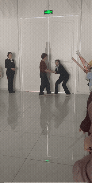 红衣大妈还真的固执，一次不行两次。大妈她还真的成功了，估计大妈一整天都是高兴的