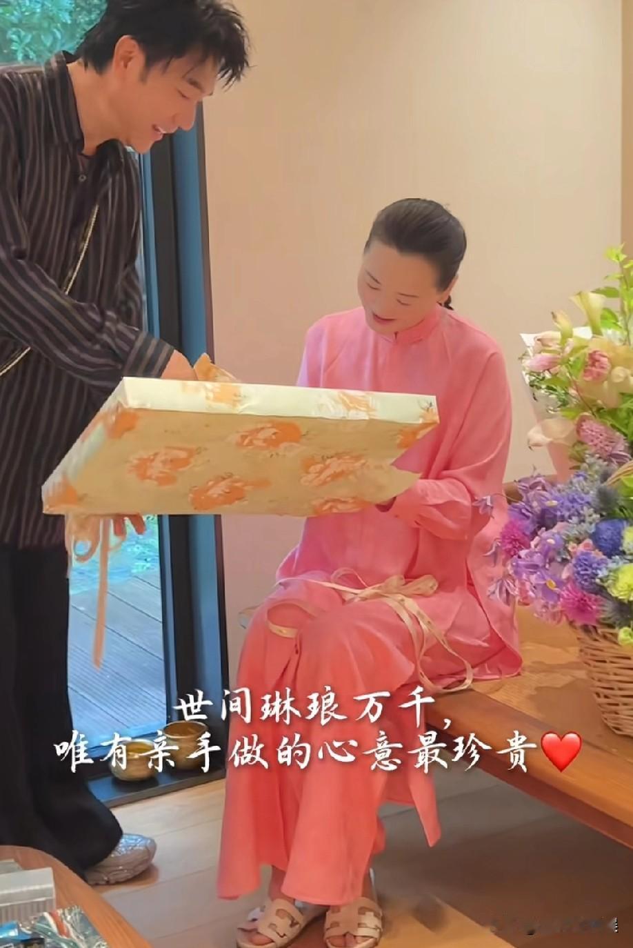 林依轮老婆分享她为31周年准备的礼物，是一枚孔雀羽香囊，从挑选香料到手绘设计样式