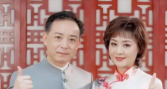 2025年，京剧演员李胜素年满59岁，她这辈子没结婚，也没孩子，身边却有个男人扎