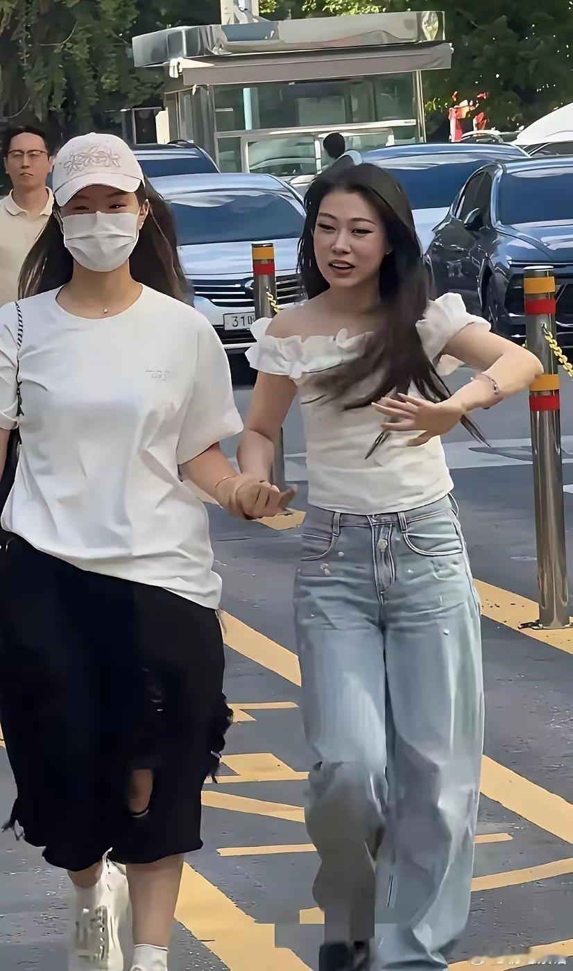沈佳润在韩国广播公司上班被拍，路人角度，比在舞台上漂亮多了​简单的妆容很好看，朴素的衣着，邻家小妹的