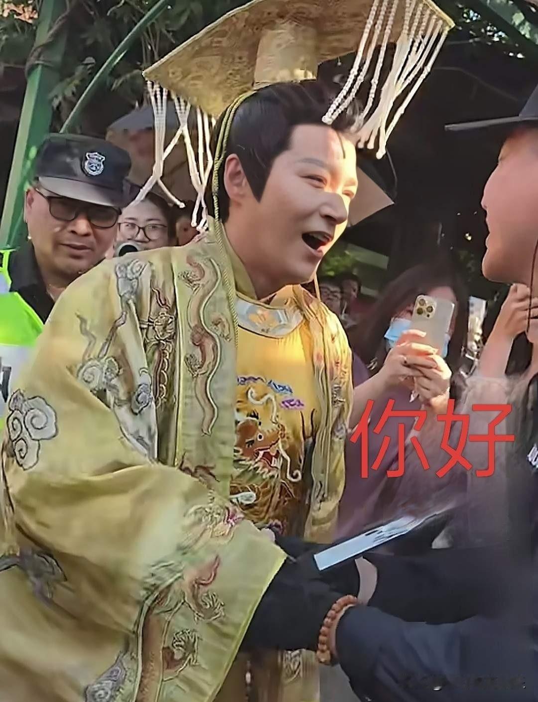 郑国霖终于有工作牌了，他上一次赶着去表演被保安拦住了，急得他一直大喊我是郑国霖的