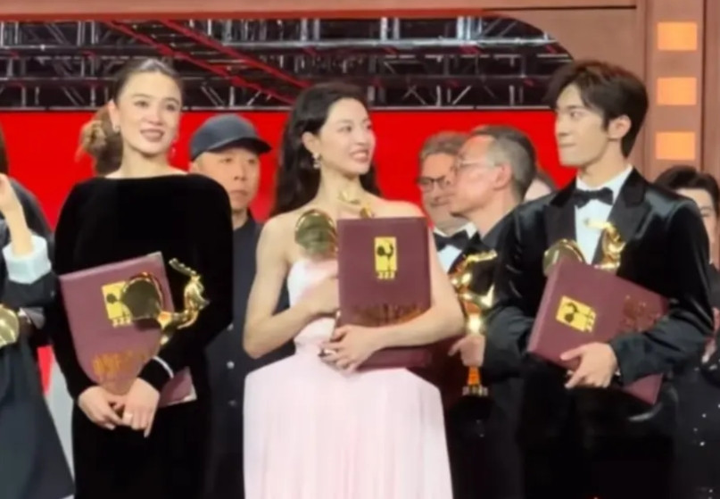 易烊千玺这个眼神说明了一切啊反正图一我是真没看出来她站第二排如果是站第二排，