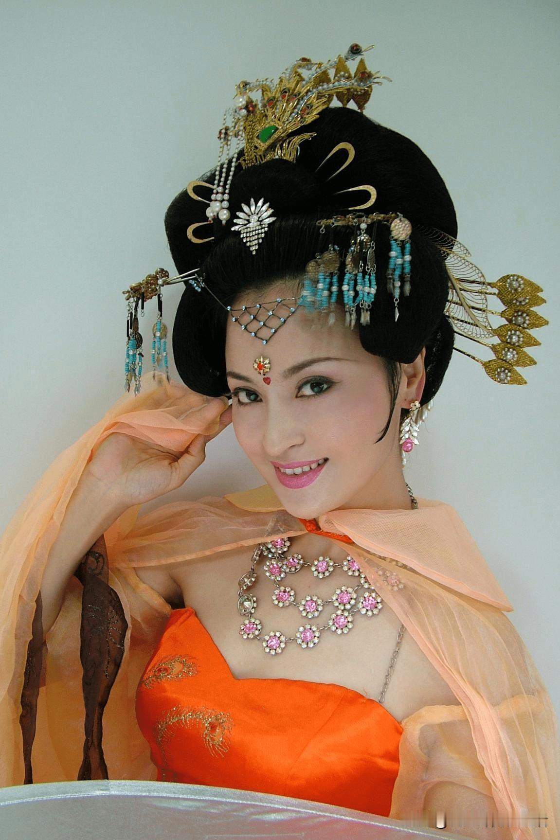 不知道俄罗斯美女为什么年轻的时候特别漂亮，人到中年就特别胖？大美女王璐瑶，年轻