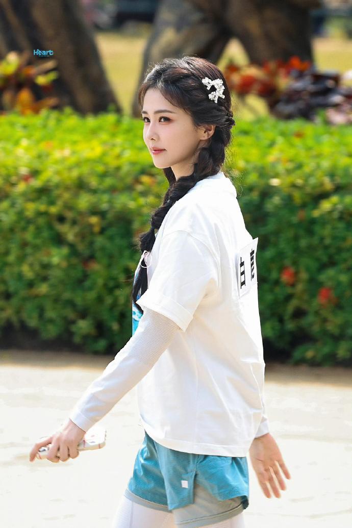 白鹿截断式双马尾运动装白鹿元气运动甜妹白鹿截断式双马尾运动装，白鹿元气运动甜