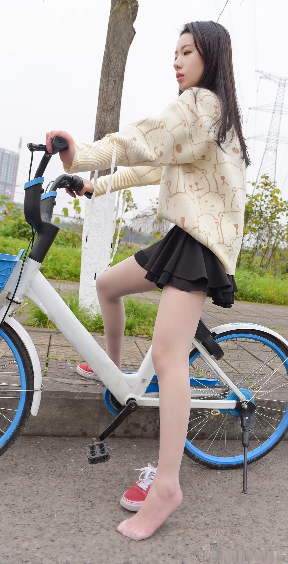 短裙与丝袜，可爱的单车少女~​​​