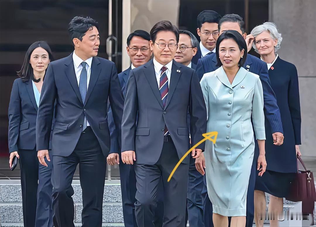 李在明真是会来事，他一上任就到日本吃席，又吃到了加拿大和美国，直接把金惠景给吃胖