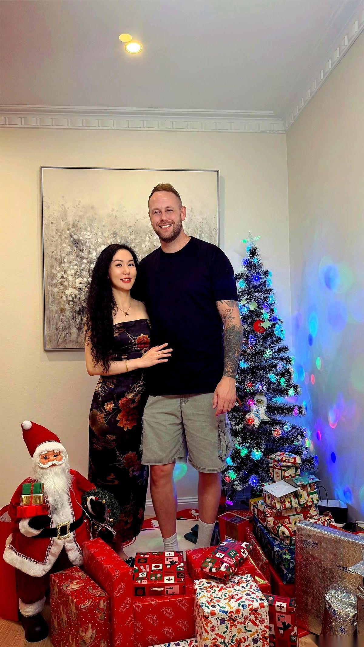 看着满地的圣诞礼物，突然有点恍惚。来澳洲第三年了。孩子们收到的礼物，真的一年