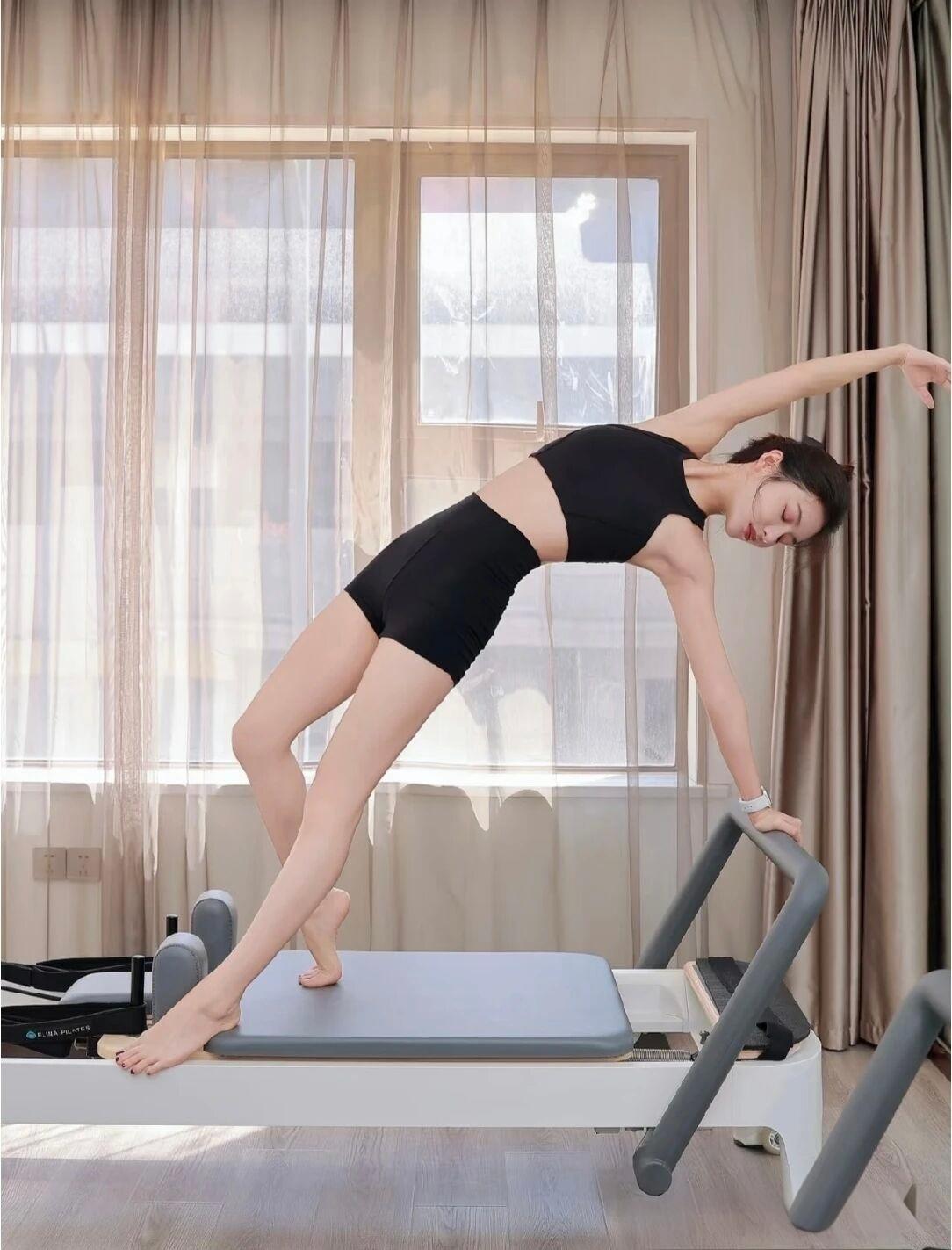 练习瑜伽效果超棒！身体上，它能增强柔韧性。像三角式、脊柱扭转式，能拉开肌肉和关节