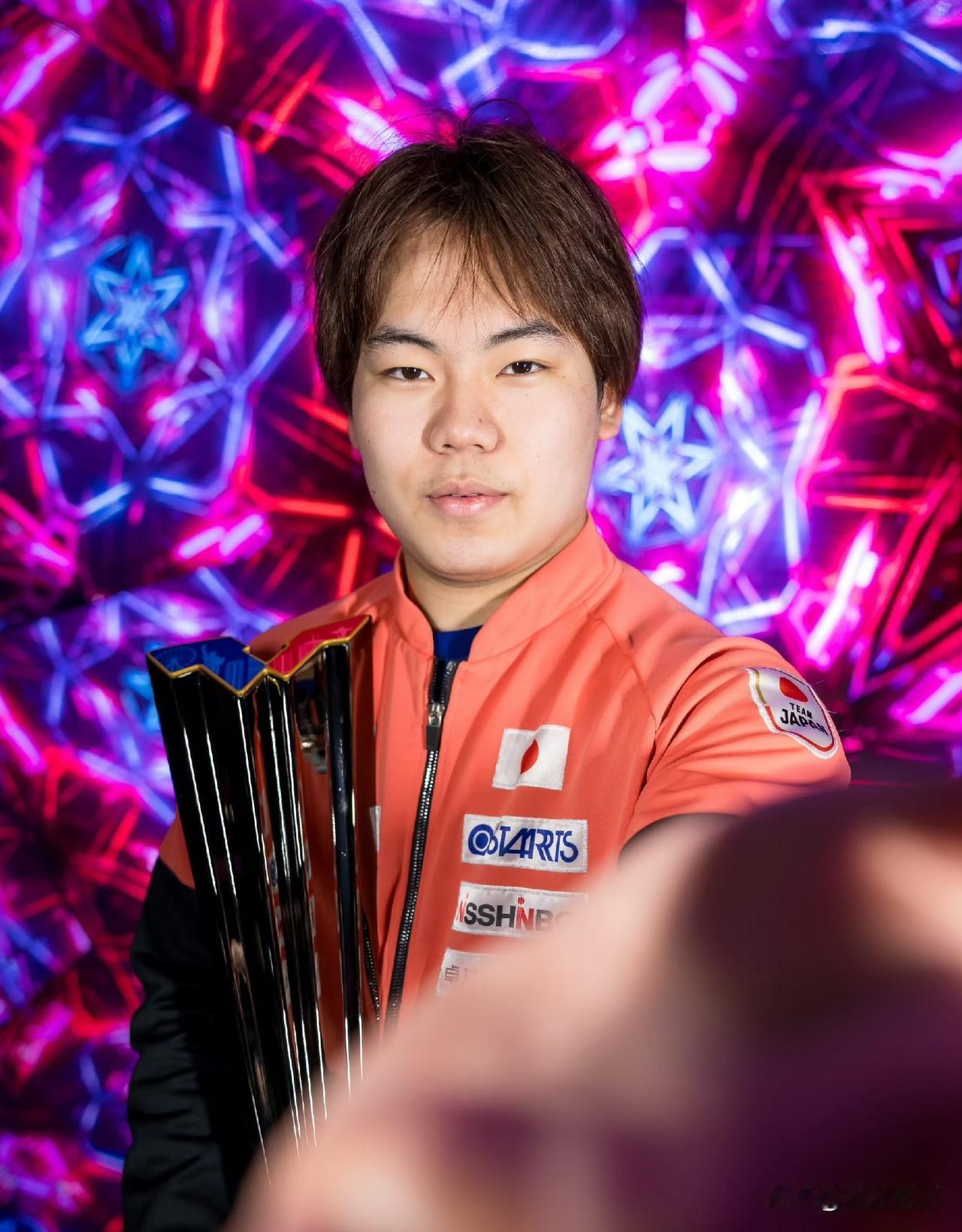 手捧男单冠军奖杯的松岛辉空，属实难得挤出了一丁点笑意，也就这组写真能看见他嘴角稍