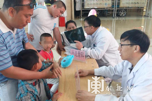 一百个青少年五个脊柱侧弯 专家建议成立东北地区脊柱侧弯普查及治疗指导中心