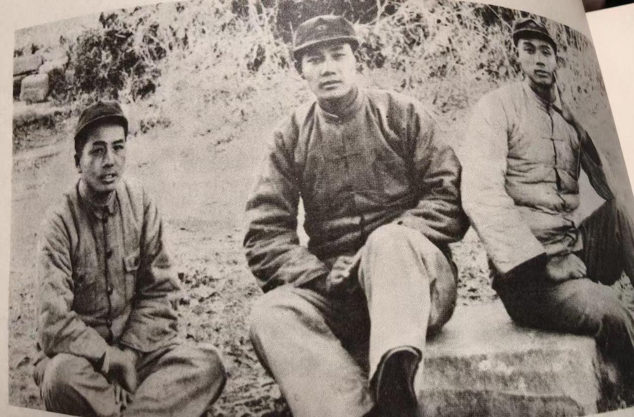 那个时候，彭大将军也很帅，其实一直觉得他不丑，眉眼很坚毅，嘴巴厚一点带着倔强