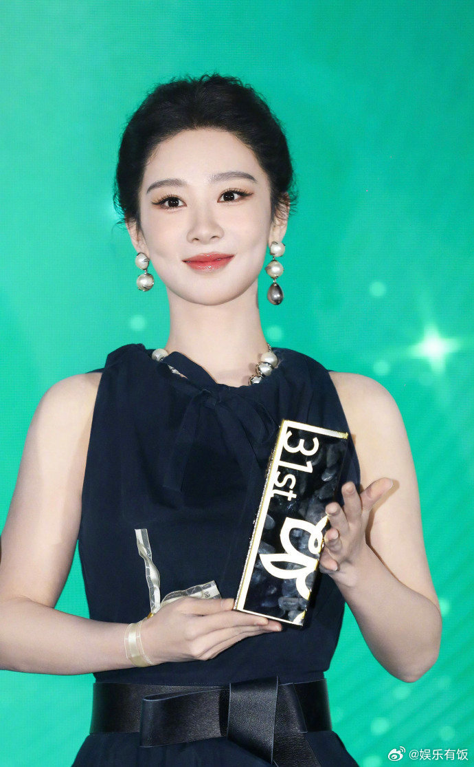 大雷发杨紫白玉兰碎片大雷哥晒出超多白玉兰现场精彩瞬间，领奖时刻、团队大合照，每