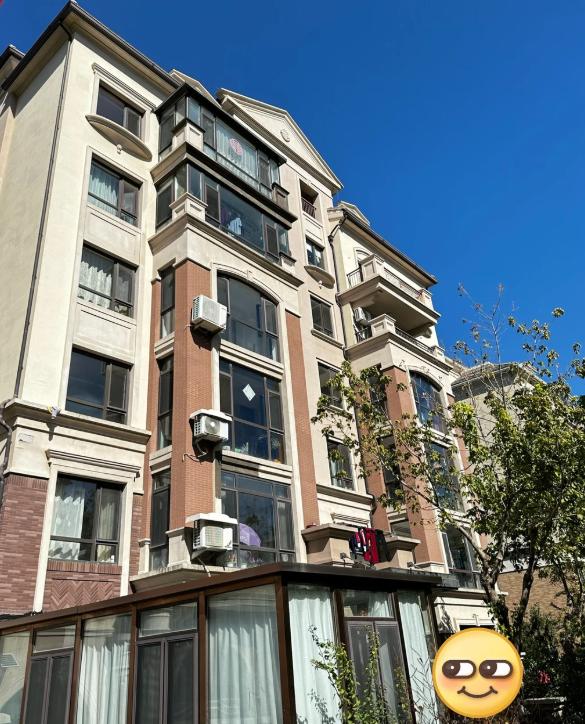 闺蜜花300万买的中高层，采光全是阴影！她指着对面那栋楼说：“本来我住17层，以