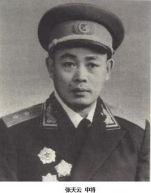 1949年，45军副军长武汉看戏时撞见挑夫，正纳闷对方如此眼熟时，对方小声嘀咕：