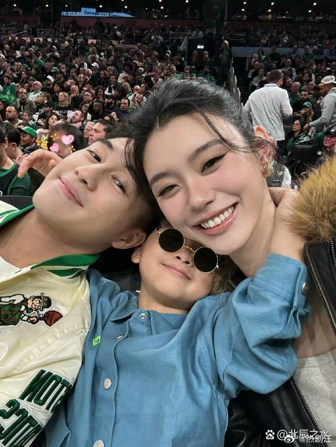 奚梦瑶何猷君儿女正脸照首曝！儿子像妈女儿像爸，一家四口看比赛其乐融融，基因家境双