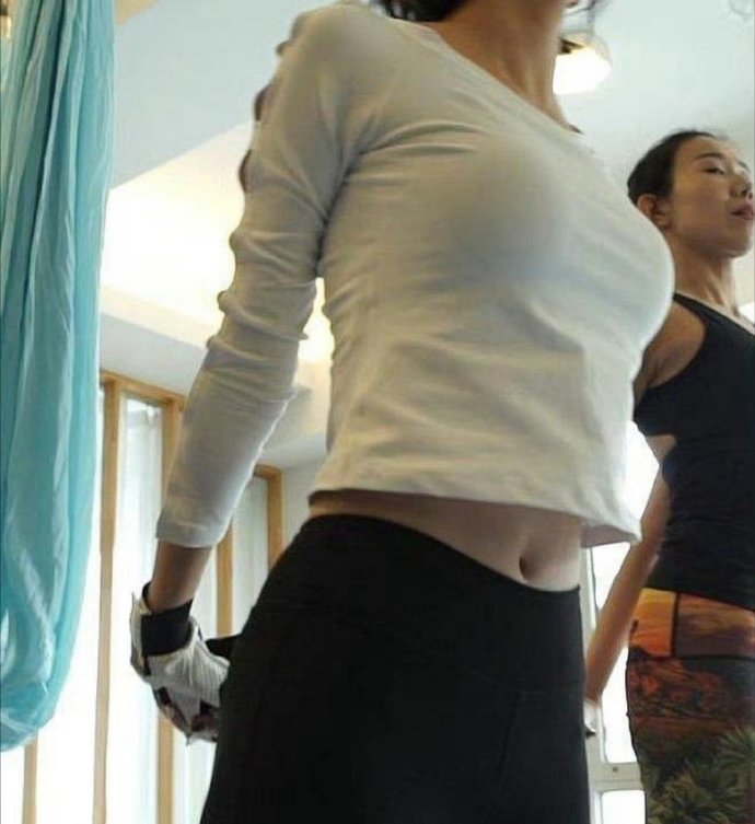 唐艺昕瑜伽练得真稳，这身材好担心她承受不住！