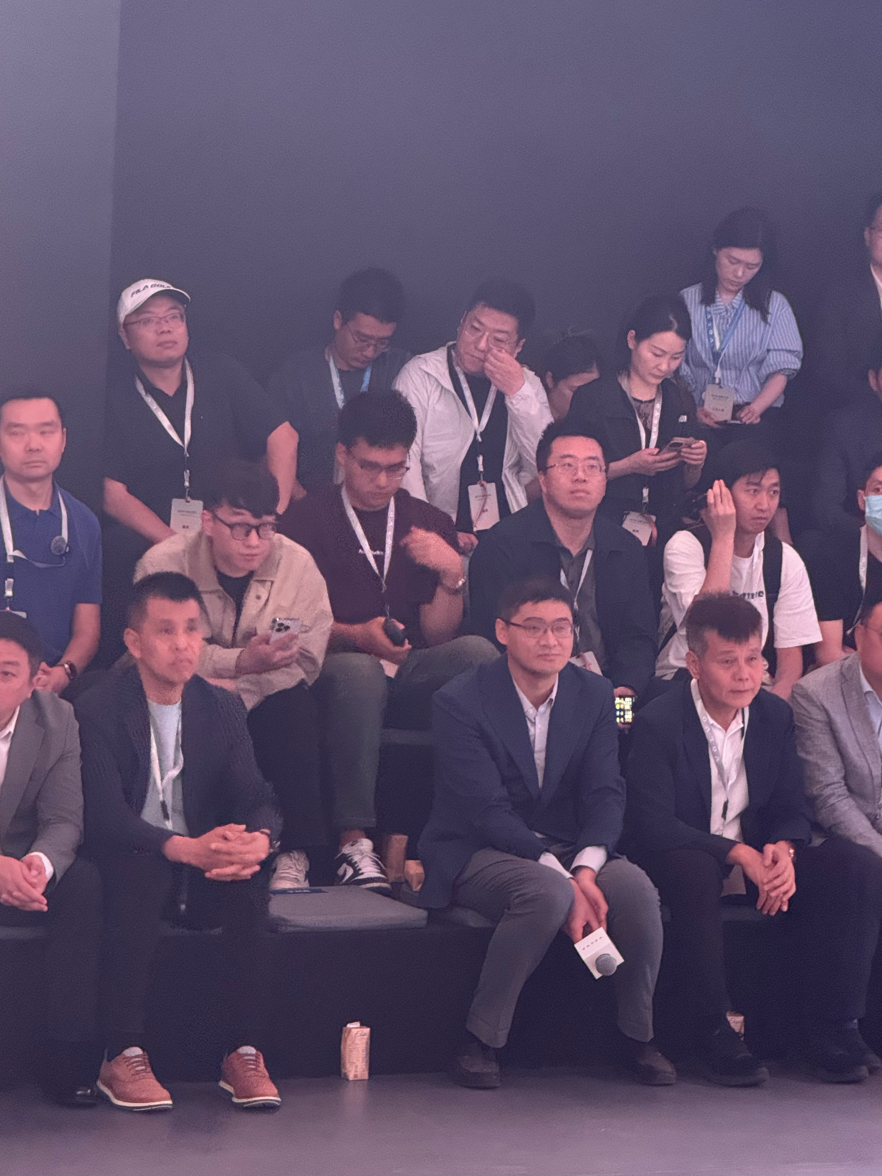 这…不是法外狂徒嘛？罗老师感觉好腼腆啊。​​​