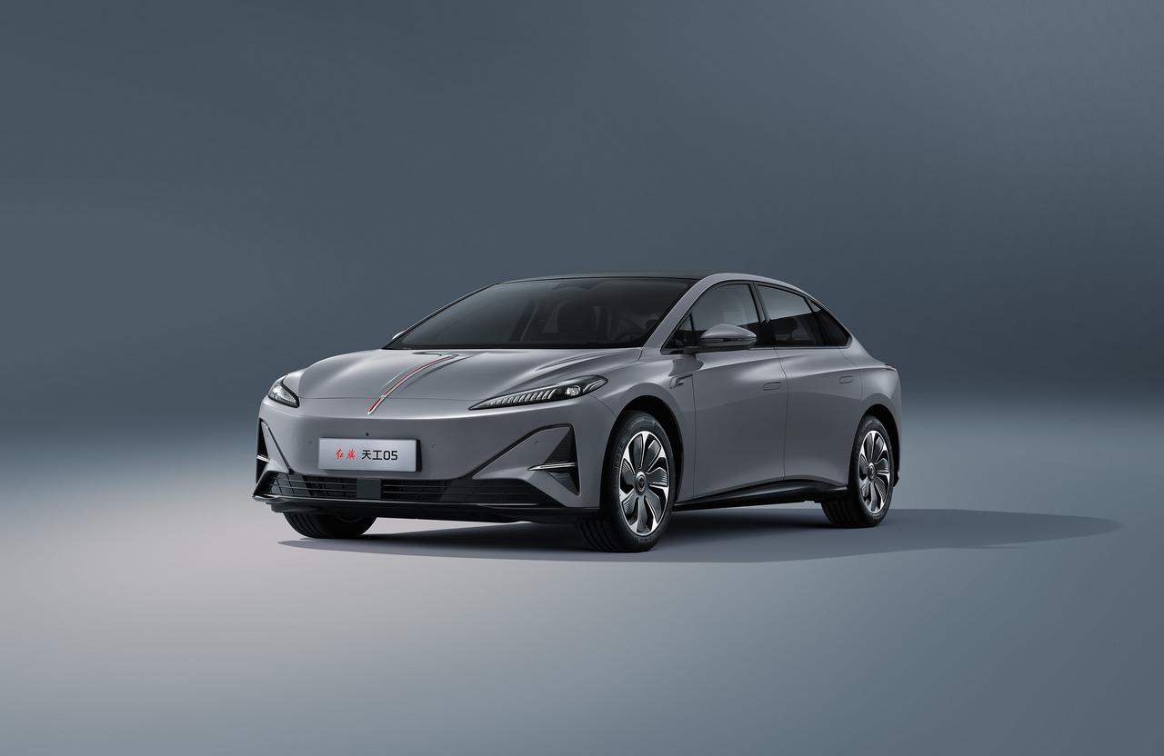 同事买了一辆红旗天工05，她对这车非常满意。坐在办公室，闲来无事她尝尝给我们“