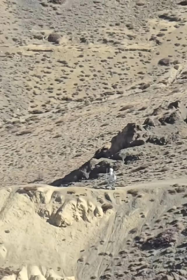 中印边境出现机器狗和印度士兵对视，印度士兵笑的很开心，但慢慢的，他们就笑不出来了