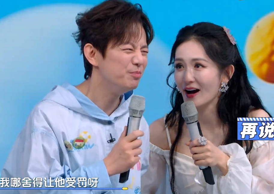 谢娜问何炅：“你今天第一眼看到我，是什么感觉？”何炅：“用力过猛！来参加节目