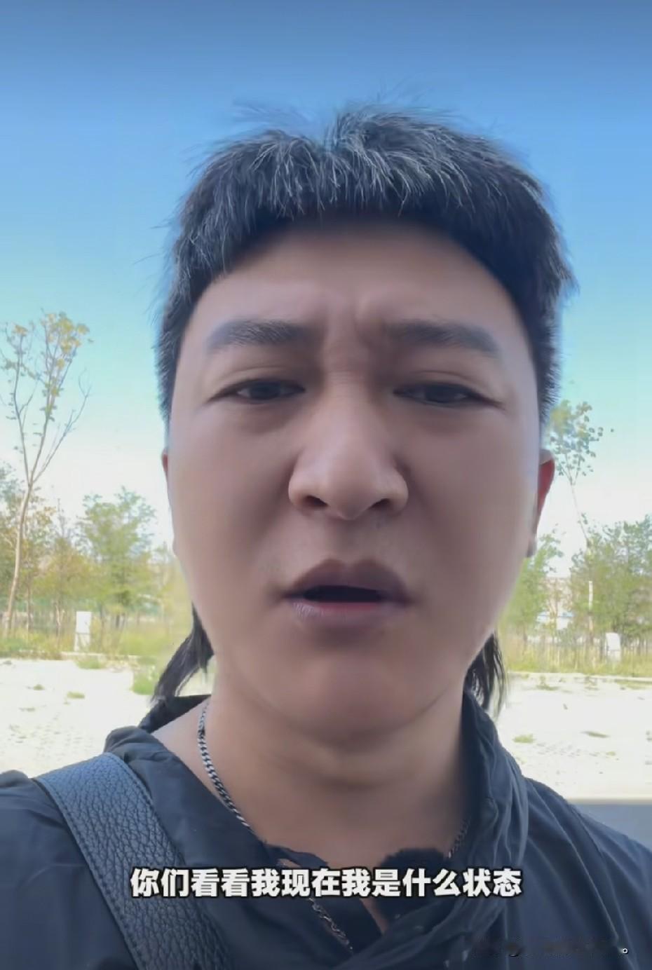 小故事！这两天二子十分焦虑，坐也不是躺也不是，不知你佟小喵是怎么想