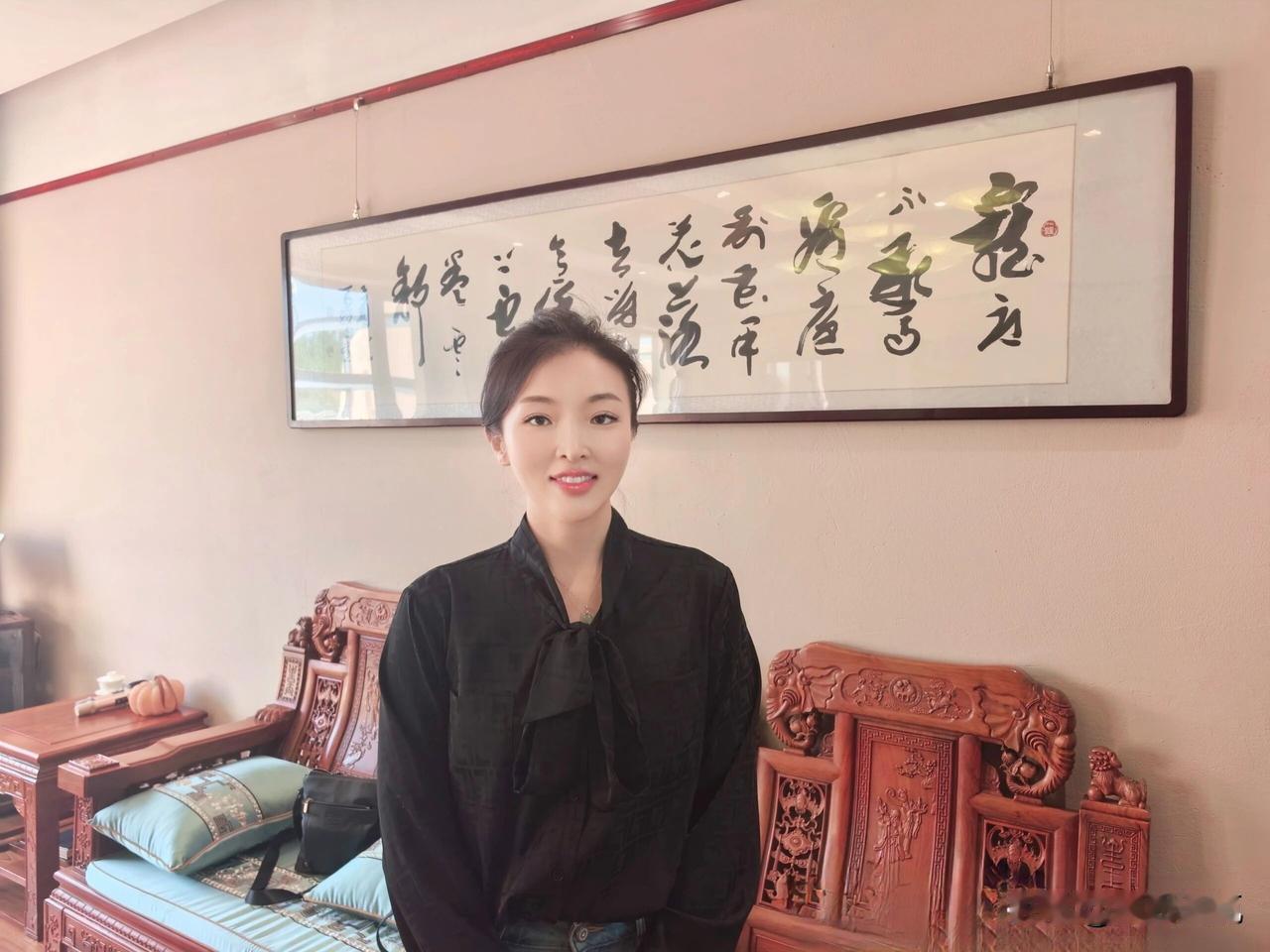 不懂就问，美女背后墙上的书法写的什么内容？
