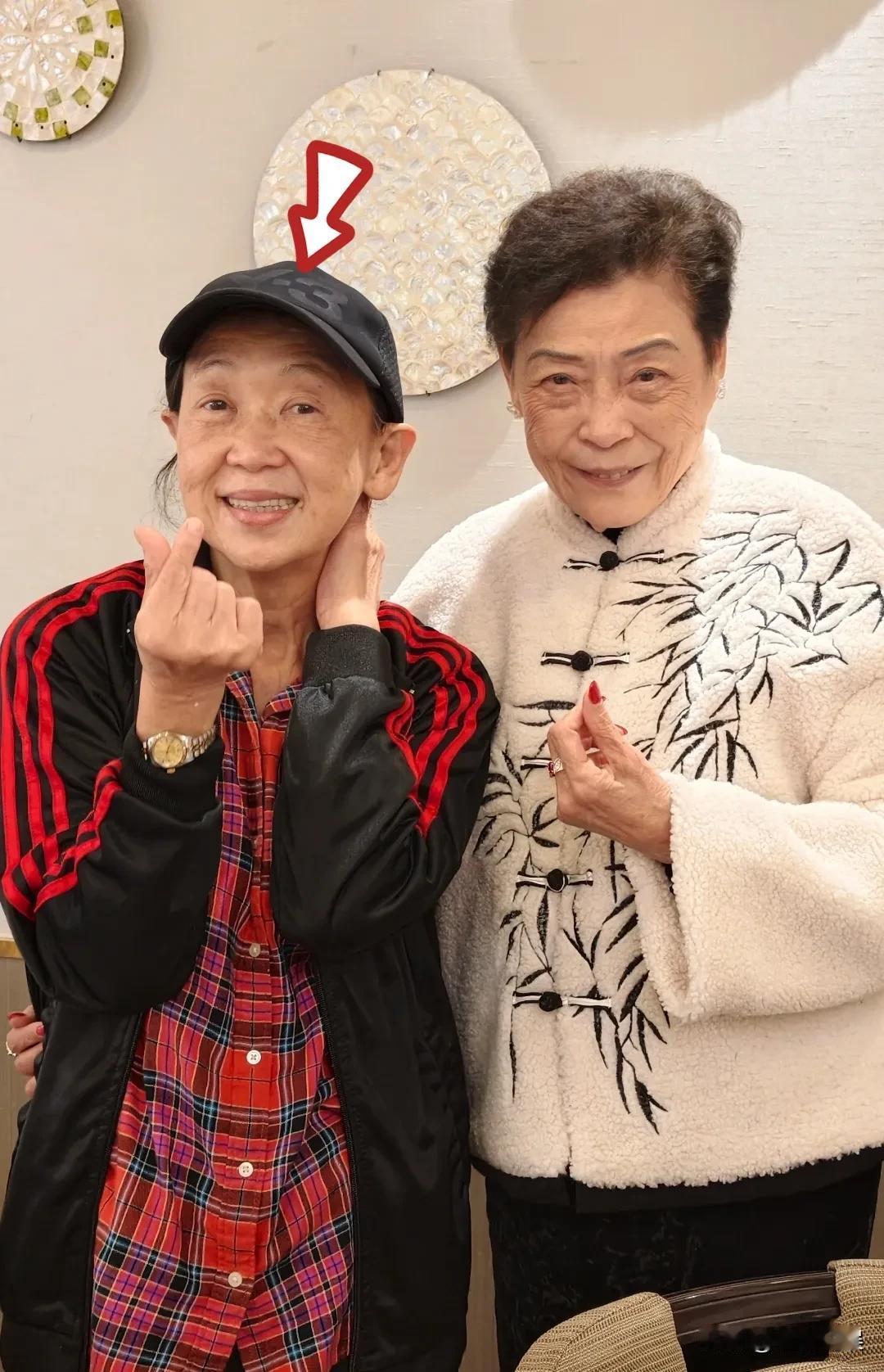 TVB金牌配角朱咪咪，现身香港和好友聚餐。71岁的她穿着一件黑色运动衫内搭红格