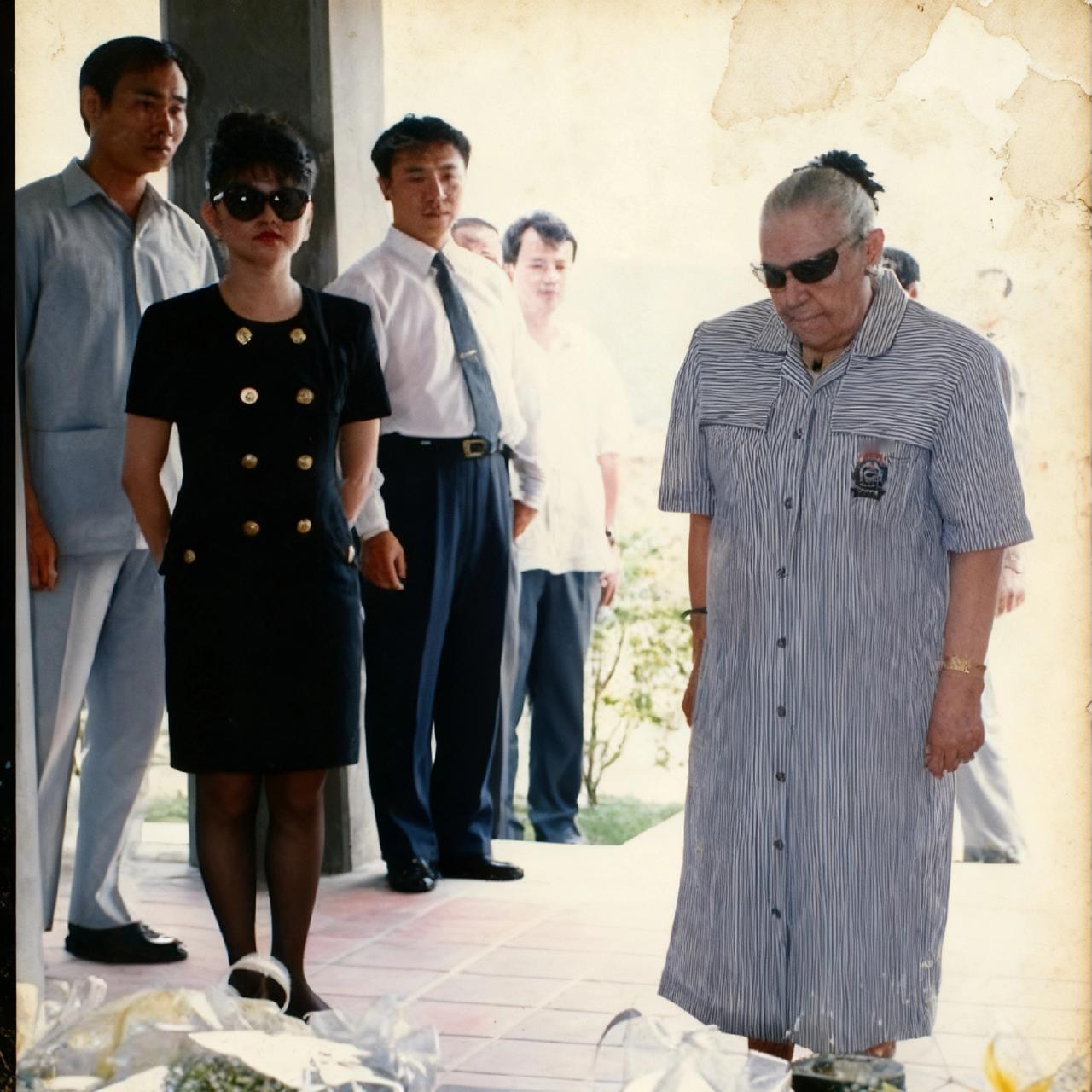 这是1991年，蒋孝武的葬礼上，他的母亲蒋方良、妻子蔡惠媚站在灵堂前祭奠，一张罕