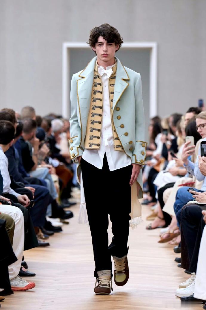 Dior2026春夏男装系列首秀在巴黎男装周惊艳登场，新任创意总监Jonath