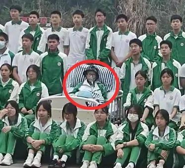狠狠地破防了有人说，何必多此一举！选一张帅气的照片P上去不就行了吗？南充一