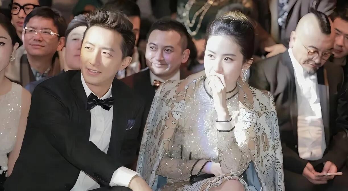 这才是中国的顶级女星，不管怎么抓拍，都那么有松弛感，看起来是绝对的内娱颜值天花板