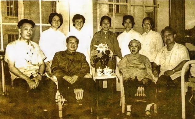 1979年6月，贺子珍当选第五届全国政协委员，与前来看望的上海市领导们在一起