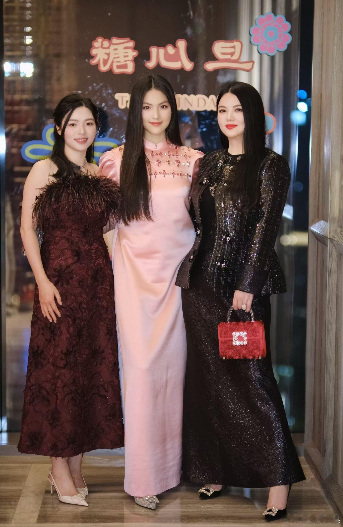 李湘带王诗龄出席晚宴王诗龄16岁身高好成熟