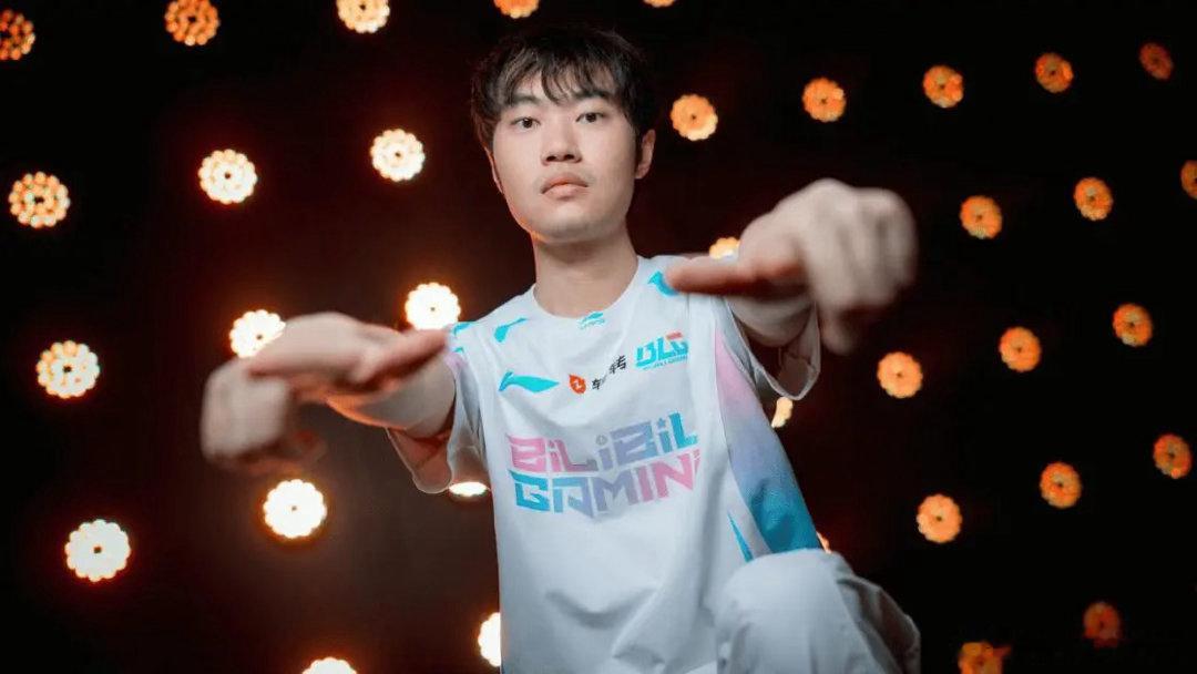 Q：你觉得现在的自己是世界最强选手吗？Knight：目前的话……我觉得还不是。但