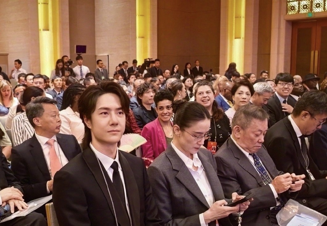 王一博最近真的是大杀四方！前两天还在巴黎当“卷毛王子炸街”，真的是帅的不