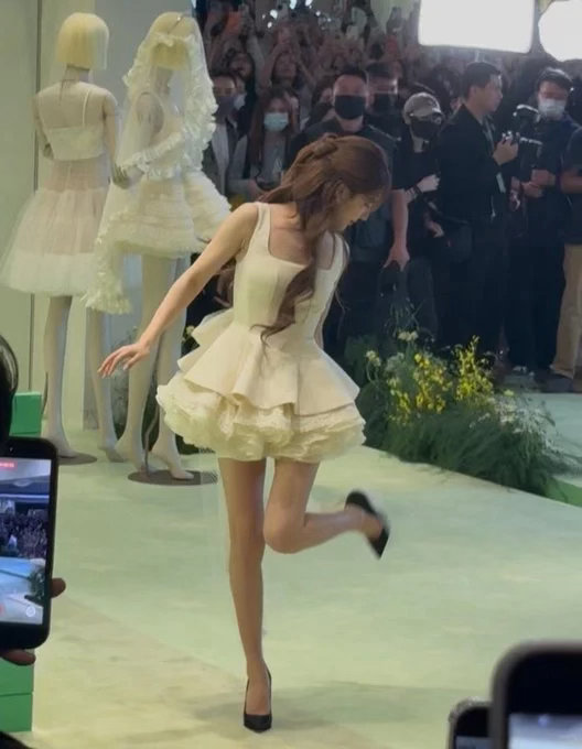 推热转中的赵露思神图