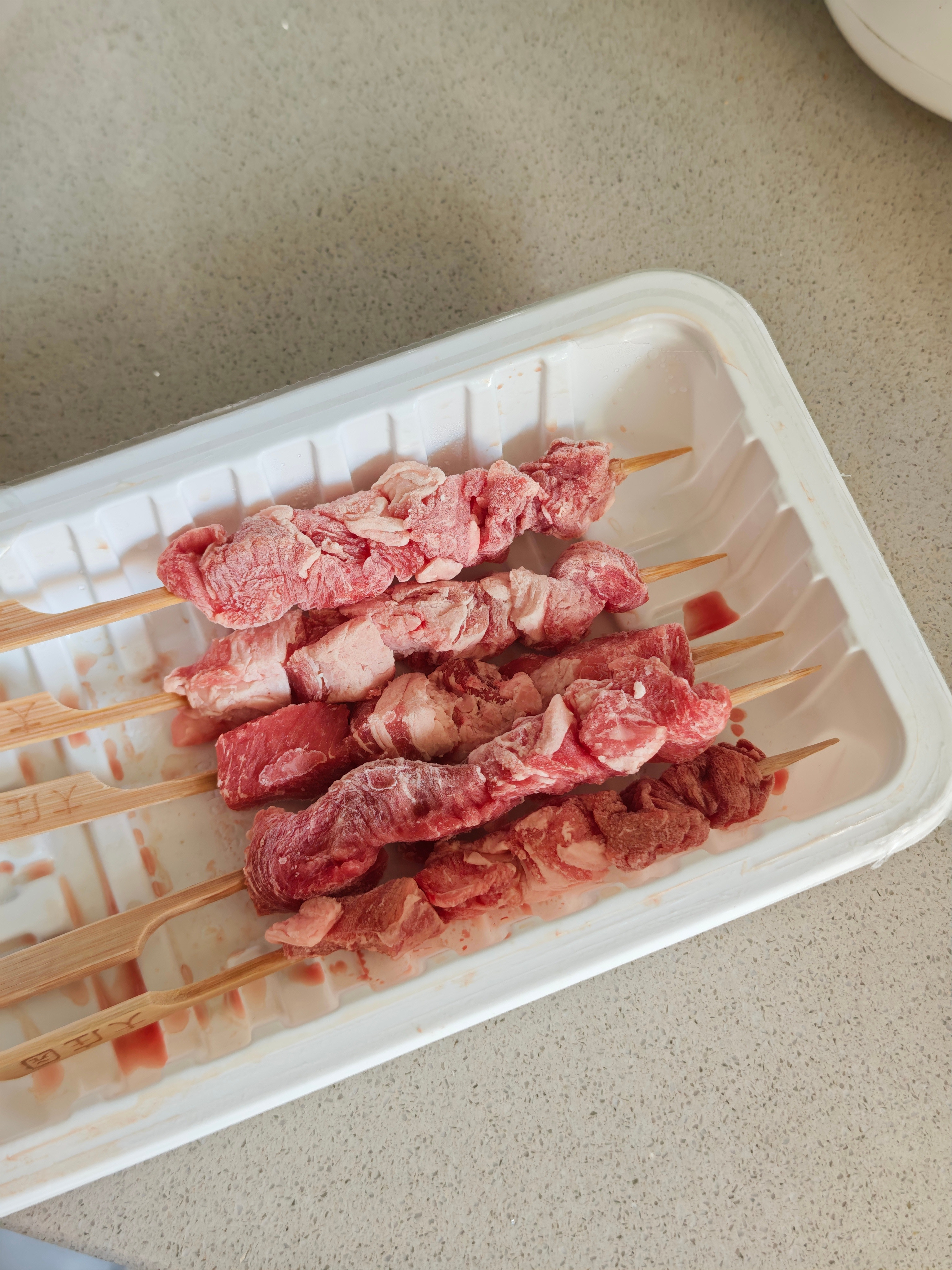 夏天想吃烤串儿，所以直接买了大润发临期的羊肉串儿，17块钱10串，自己回来冻冰箱