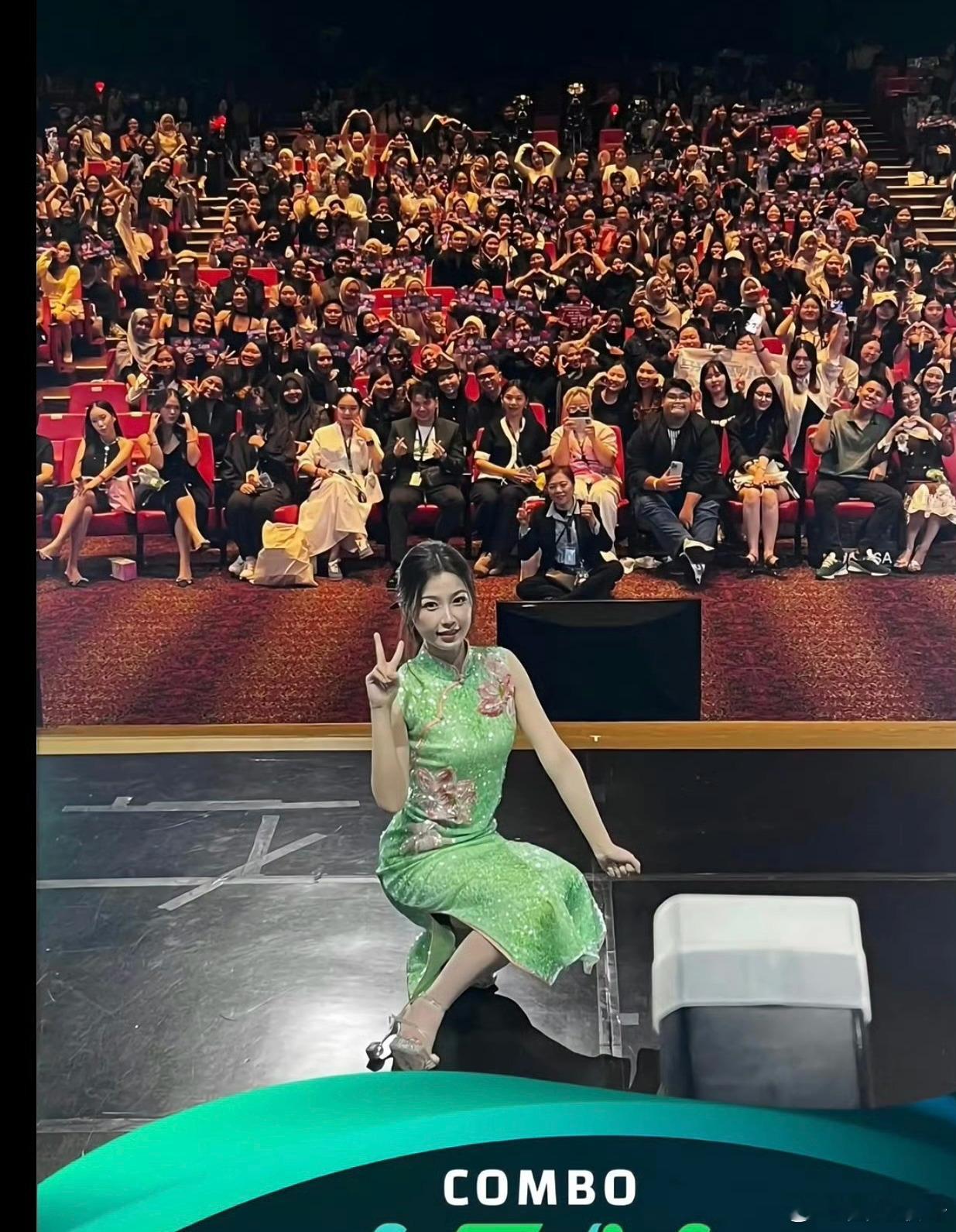 虞书欣昨晚在印尼（但个别人说是印度）的见面会上和观众大合影的原图直出，我女神欣欣