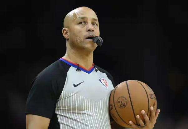 NBA总决赛G3的全场最佳绝对是这个穿黑衣服的8号，不是客队马刺队队员，而是8号