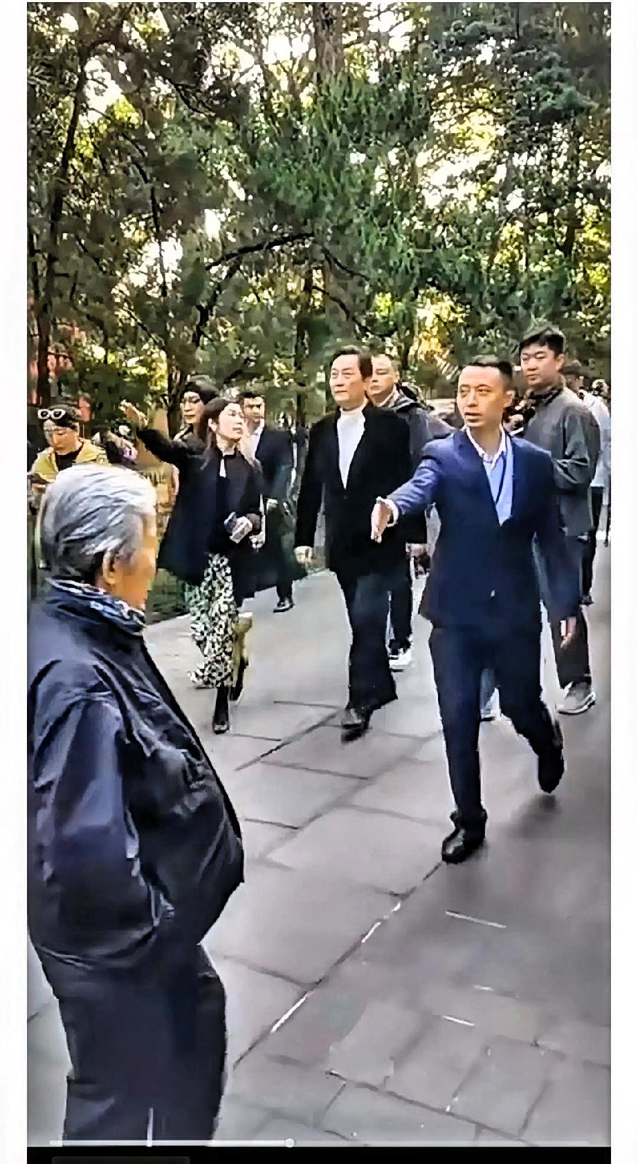 唐国强,真有派!唐国强到成都参加活动,随行人员虽然嘴上说着不好意思,但仍然把