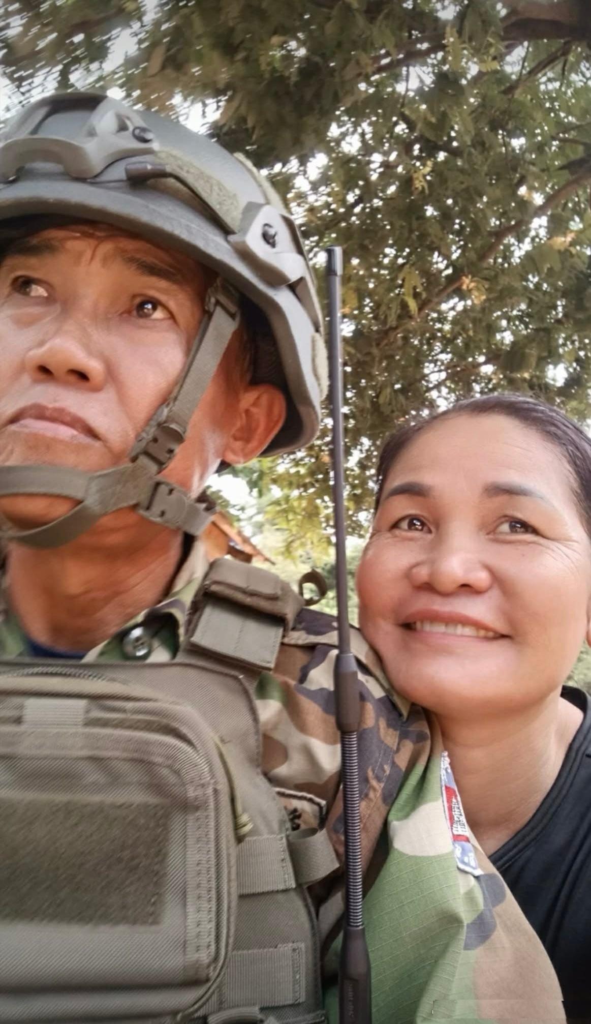 柬埔寨士兵带着老婆打仗，儿子就睡在火箭筒旁，再打不赢，就要都灭亡了！柬埔寨军队