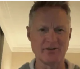 勇士主帅科尔参加了一档电台节目，谈到了在吉米-巴特勒大伤后，斯蒂芬-库里是否会萌