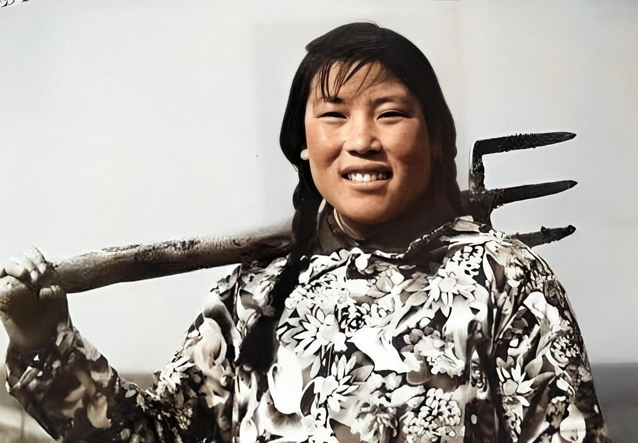 1977年，农民魏振芳在田间劳动，突然“咯嘣”一声，锄头直接从她手中崩飞，一个鸡
